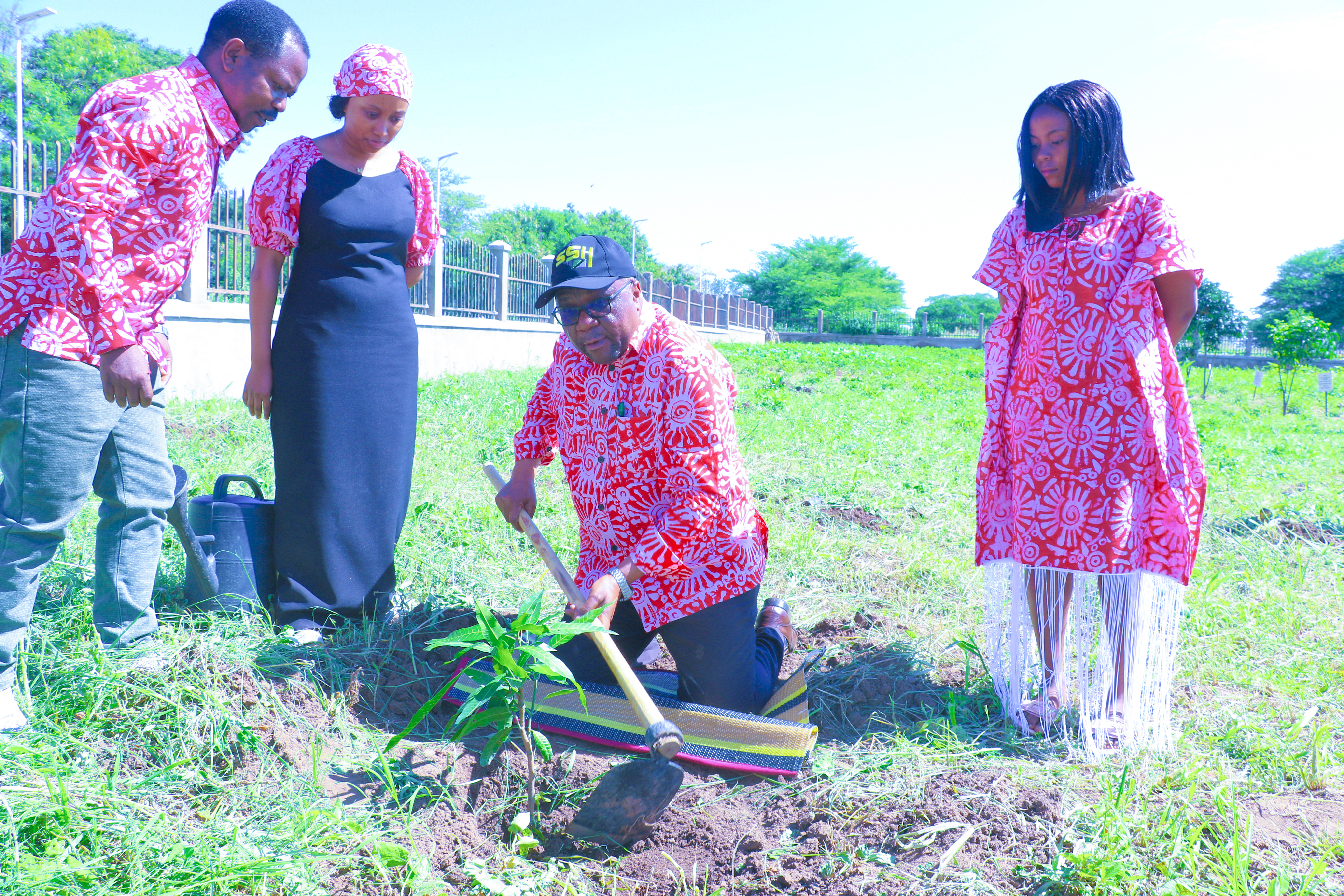 KILELE MAADHIMISHO YA SIKU YA WANAWAKE DUNIANI SIMIYU, RC MACHA ASHIRIKI UPANDAJI WA MITI HOSPITALI YA HALMASHAURI YA MJI BARIADI.