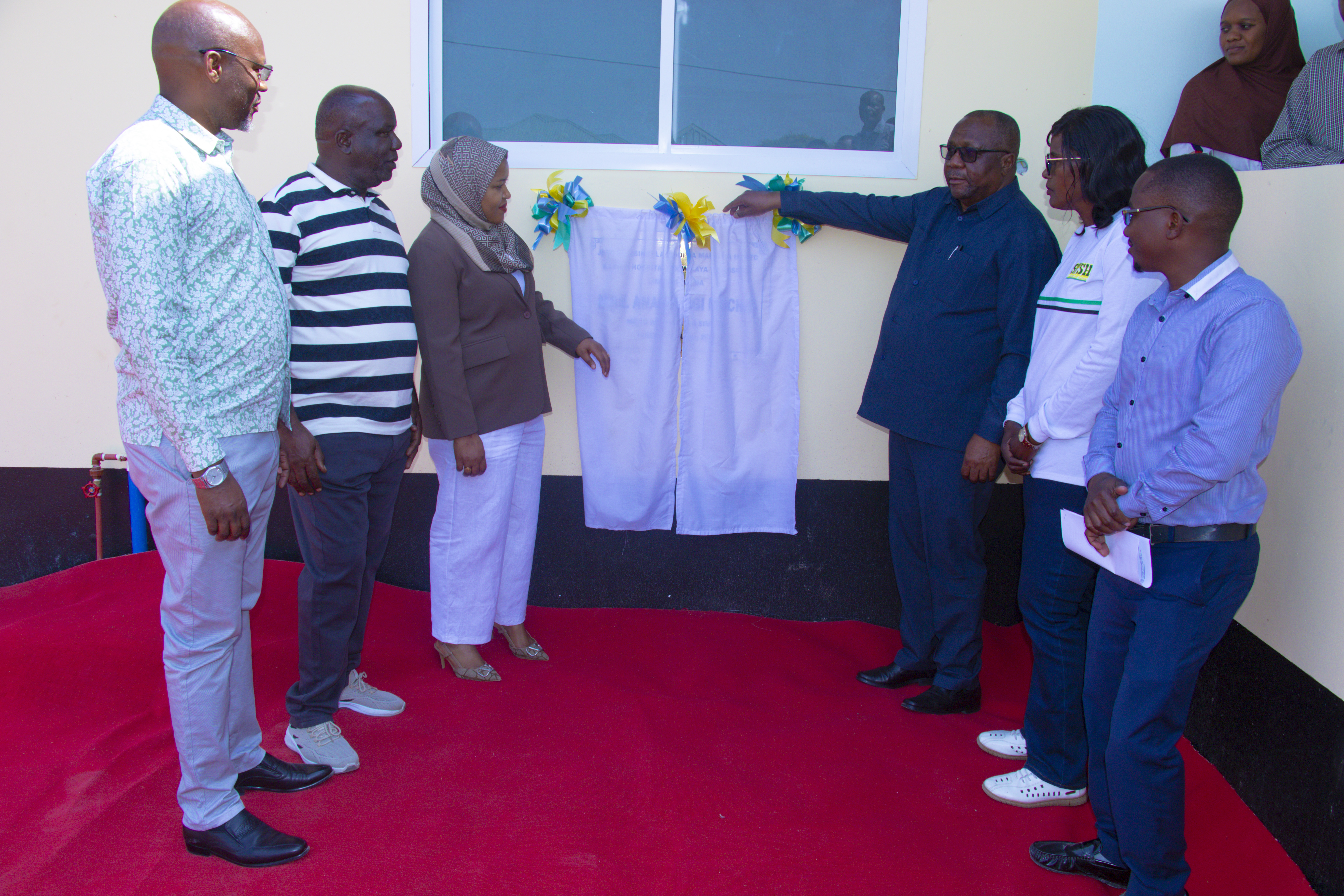RC SIMIYU AWEKA JIWE LA MSINGI WODI YA WAZAZI,MAMA NA MTOTO HOSPITALI YA WILAYA BUSEGA,AMSHUKURU MHE.RAIS DKT.SAMIA SULUHU HASSAN, ASISITIZA UTUNZWAJI WA MIUNDOMBINU YA AFYA.